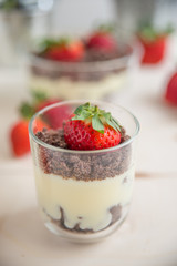 Vanillepudding mit Schokokeksen und Erdbeeren 