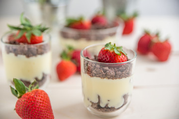 Vanillepudding mit Schokokeksen und Erdbeeren 