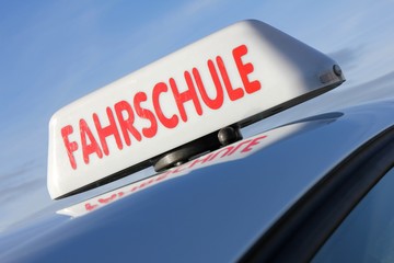 Dachschild eines deutschen Fahrschulautos