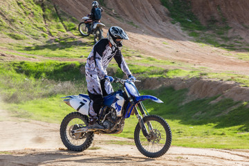 Obraz premium racer on a motorcycle in the desert