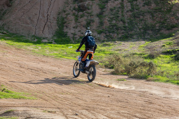 Obraz premium racer on a motorcycle in the desert