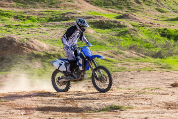 Obraz premium racer on a motorcycle in the desert