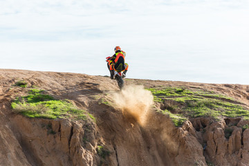 Obraz premium racer on a motorcycle in the desert