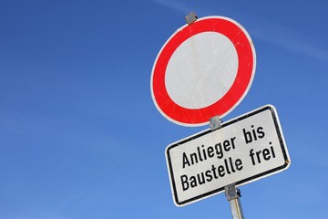 Deutsches Verkehrszeichen: Durchfahrt gesperrt - Anlieger bis Baustelle frei