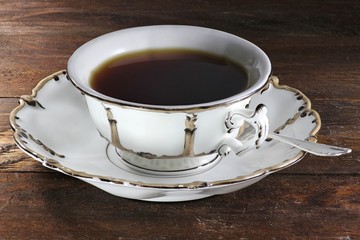 Schwarzer Tee in einer Originaltasse aus der Mitte des 19. Jahrhunderts