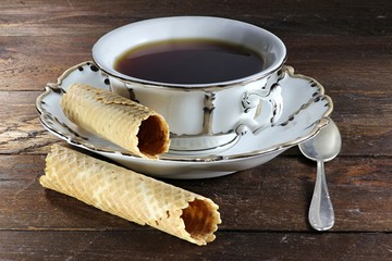 Schwarzer Tee in einer Originaltasse aus der Mitte des 19. Jahrhunderts mit ostfriesischen...