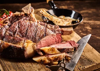 Photo sur Plexiglas Steakhouse Gros plan sur un steak de côte de boeuf cuit rare avec un couteau