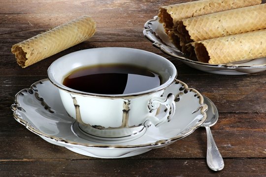 Schwarzer Tee in einer Originaltasse aus der Mitte des 19. Jahrhunderts mit ostfriesischen Neujahrsröllchen