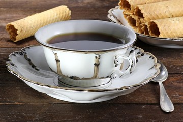 Schwarzer Tee in einer Originaltasse aus der Mitte des 19. Jahrhunderts mit ostfriesischen Neujahrsröllchen
