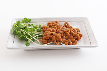 小皿に入れた納豆