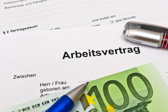 Arbeitsvertrag und 100 Eurogeldschein