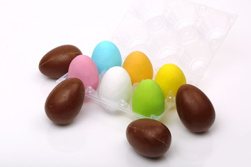 Uova di Pasqua colorate e di cioccolato