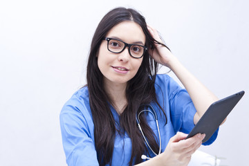 doctors working with the tablet