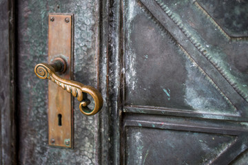 Kunstvoll verzierter Griff der Eingangstür zum Kieler Rathaus