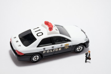 パトカーと酔っ払い police car and drunker © Ryusuke Komori