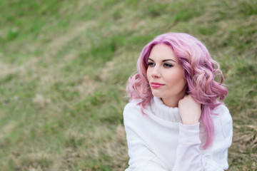 Pastel Hair - Junge Frau mit Haaren in rose Pastellt&ouml;nen