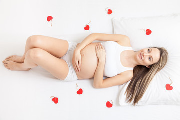 Obraz na płótnie Canvas Pregnant woman relaxing on the bed
