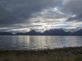Wolkenstimmung am Fjord/Wolkenstimmung mit Spiegelung auf dem Fjord mit Bergen im Hintergrund in Nordnorwegen