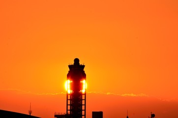 夕日と空港の管制塔