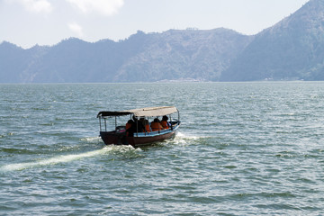 Indonesien  Bali , Batur See, fahrt zum " Aga Dorf Trunyan " © ccgocke