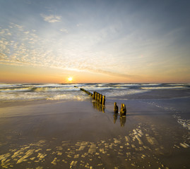 Zachód słońca nad plażą © Mike Mareen