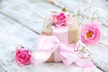 Grußkarte - Geschenk mit rosa Schleife und Rosen 