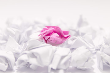розовый комок бумаги среди белых комков