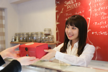 商品を渡す女性