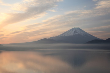 Fototapeta premium 富士山と湖 / 朝焼けの湖の情景を撮影
