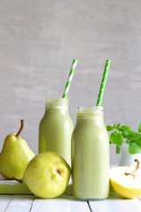 grüner Smoothie mit Birne