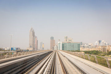 Fototapeta na wymiar Высотки и линия метро Дубая. 