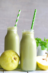 grüner Smoothie mit Birne