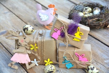 Fototapeta premium Ostergeschenke - Osterkarte - kleine Geschenke mit liebe verpackt