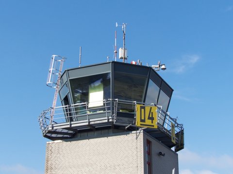 Der Tower und Kontrollturm der Fluglotsen des Segelflugplatz Oerlinghausen vor blauem Himmel im Sonnenschein bei Bielefeld am Hermannsweg im Teutoburger Wald in Ostwestfalen-Lippe