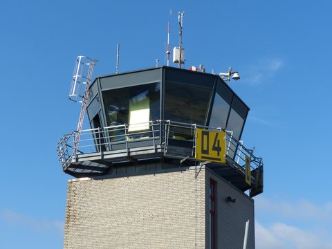 Der Tower und Kontrollturm der Fluglotsen vor blauem Himmel im Sonnenschein am Segelflugplatz Oerlinghausen bei Bielefeld am Hermannsweg im Teutoburger Wald in Ostwestfalen-Lippe