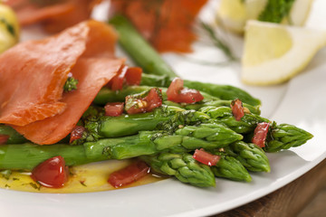 Grüner Spargel mit Sauce Vinaigrette und feinen Lachsscheiben 