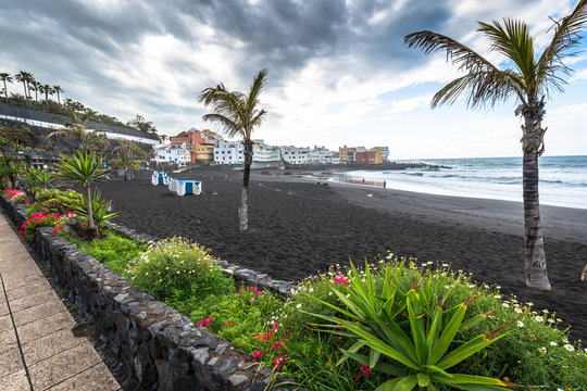 Fototapeta The coast of Atlantic ocean in Puerto De La Cruz, one of the mos