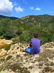 Naklejka premium Young boy watching wild nature in a sunny day