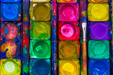 Naklejka premium Viele Farben im Farbkasten