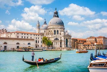 Gondole sur le Grand Canal avec la Basilique de Santa Maria della Salute, Venise, Italie