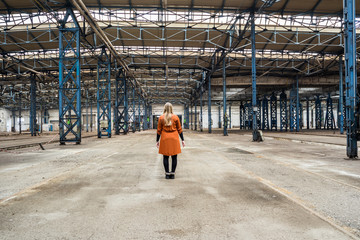 Frau allein in Fabrikhalle