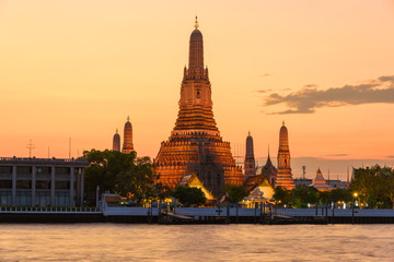 Obraz premium Wat Arun Temple at sunset in Bangkok, Thailand. Location in public area.