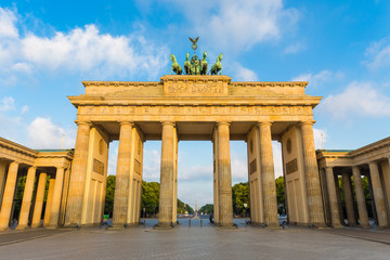 Fototapeta premium Brama Brandenburska w Berlinie o wschodzie słońca, Niemcy