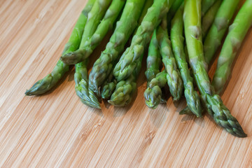 Grüner Spargel auf Holzplatte, Hintergrund