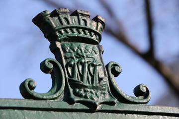 Armoiries de la ville de Paris dans le cimetière du Montparnasse