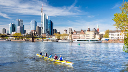 Frankfurter Skyline und Ruderboot