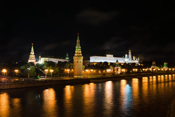 Obraz premium Kremlin over the river at night