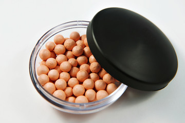 Obraz na płótnie Canvas ball powder in the round package on white background