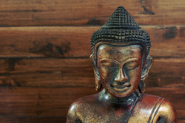 Bouddha en bronze en bois sur fond flou en bois