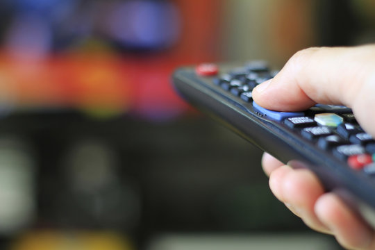 Fernseher und Fernbedienung